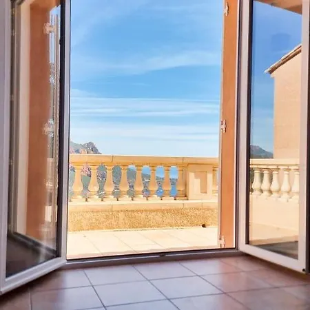 For 14 People With Private Pool And Sea View *
